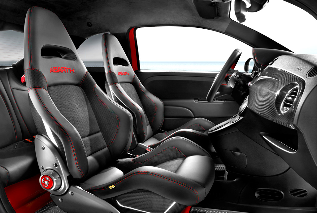 Abarth 695 Tributo Ferrari: Die leichteren Ledersportsitze vorn sind Standard. 