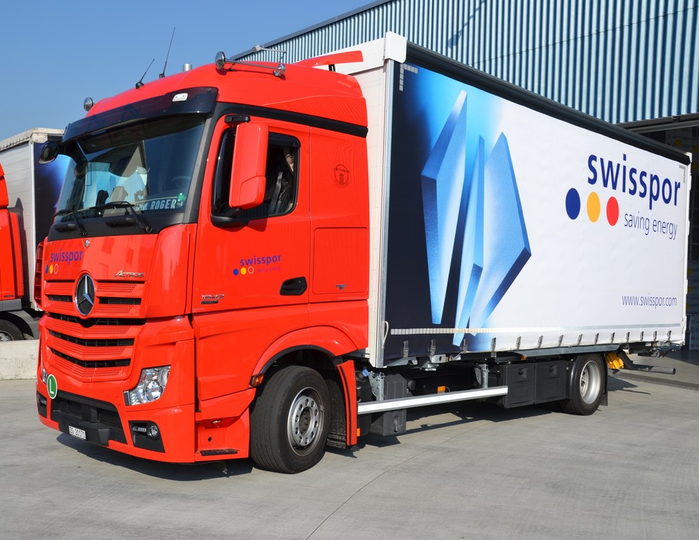 Acht Mercedes-Benz Actros für Swisspor