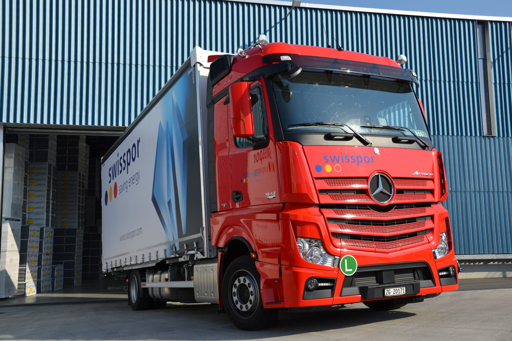 Acht Mercedes-Benz Actros für Swisspor