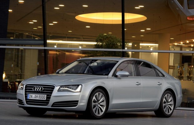 Audi A8 zieht am Mercedes CLS vorbei