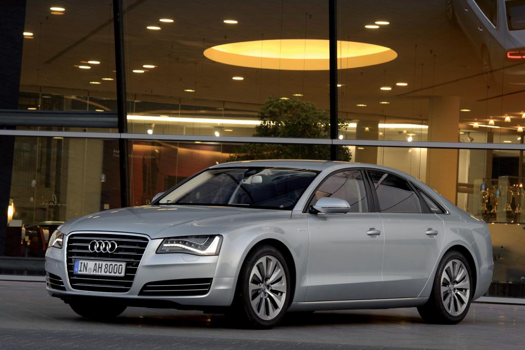 Audi A8 zieht am Mercedes CLS vorbei