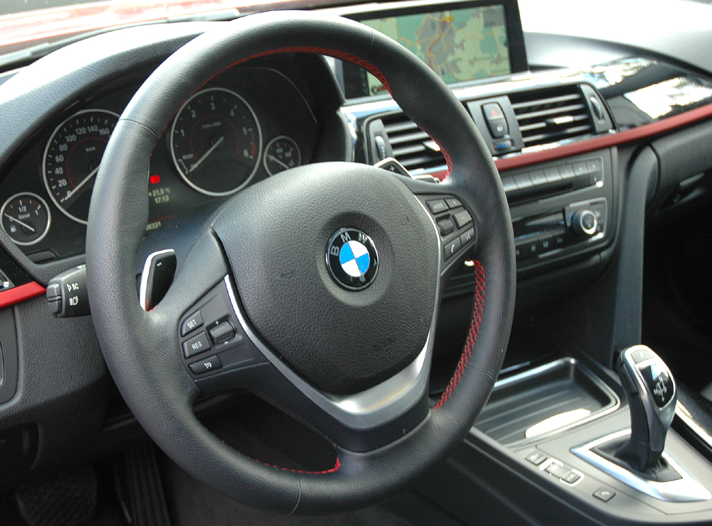 BMW 3er: Blick ins sportlich-funktionelle Cockpit. 
