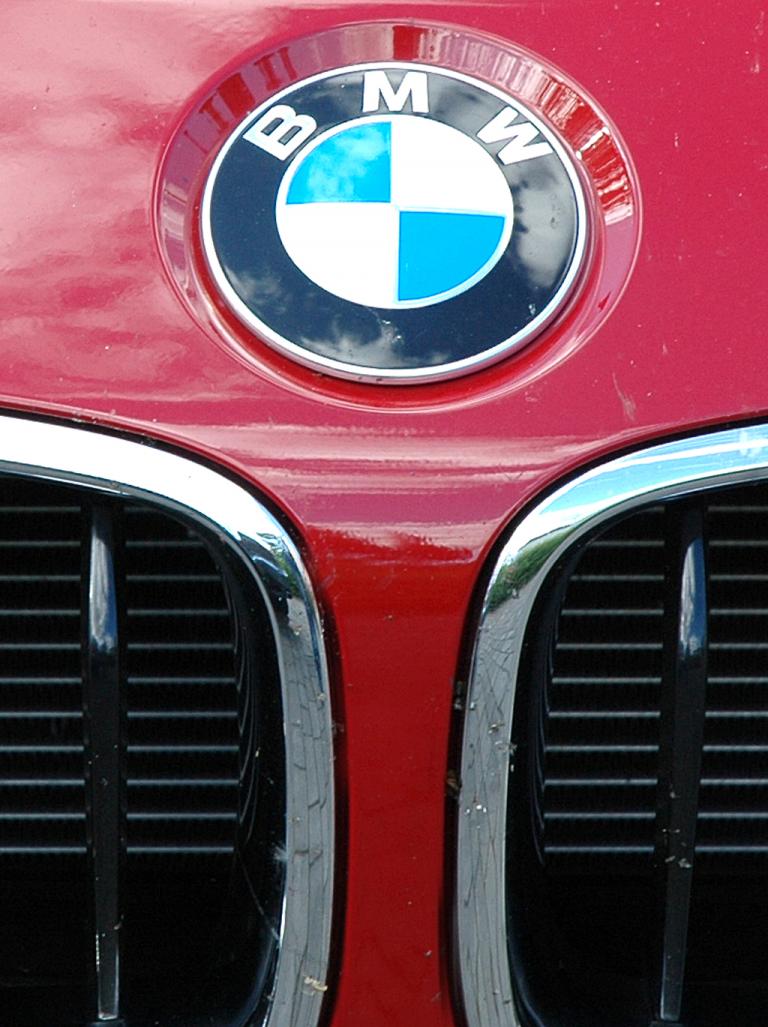BMW 3er: Das Markenlogo sitzt vorn über der Doppelniere. 
