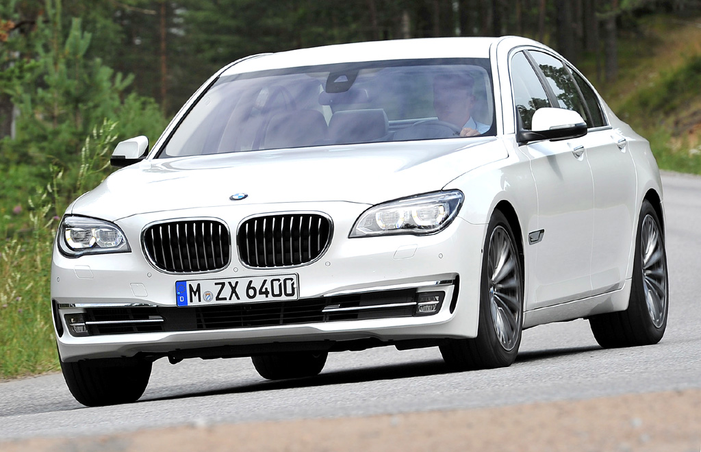 BMW 7er: Blick auf Front und Seite. 