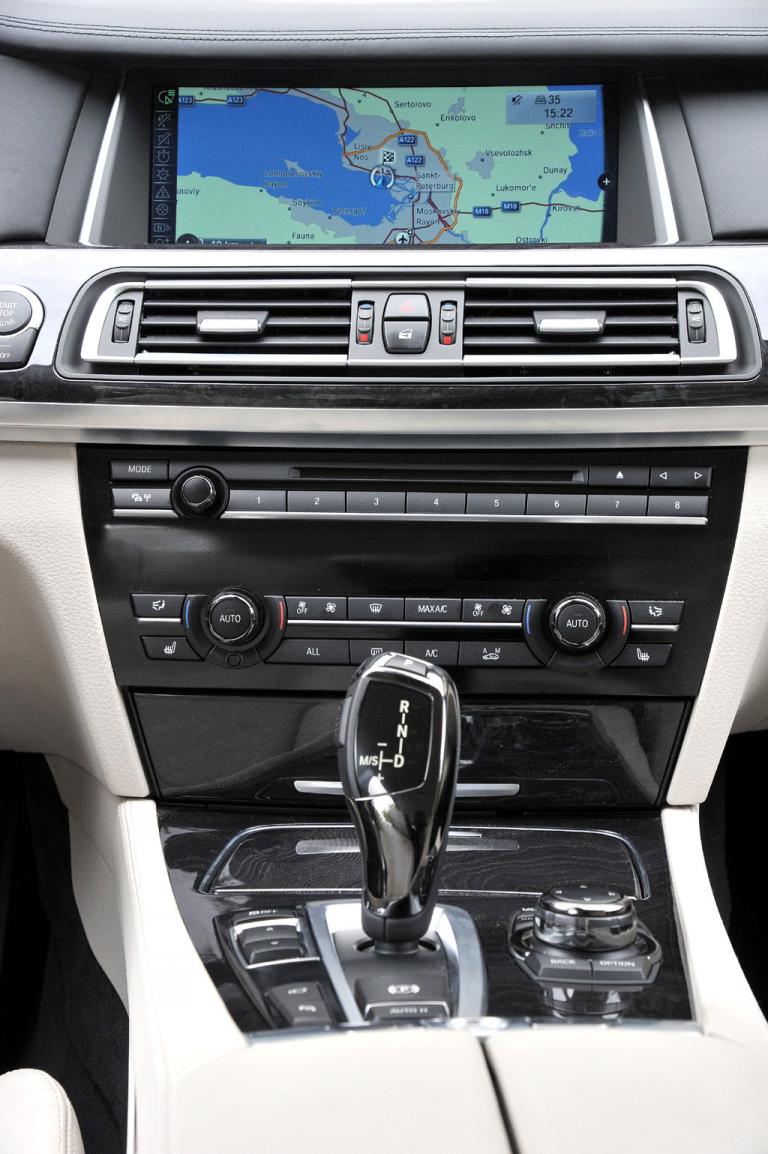 BMW 7er: Blick auf den mittleren Armaturenträger. 