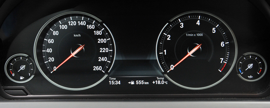 BMW 7er: Blick durch den Lenkradkranz auf die Rundinstrumentierung. 