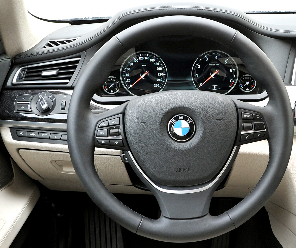 BMW 7er: Blick ins genauso noble wie sportlich-funktionelle Cockpit. 