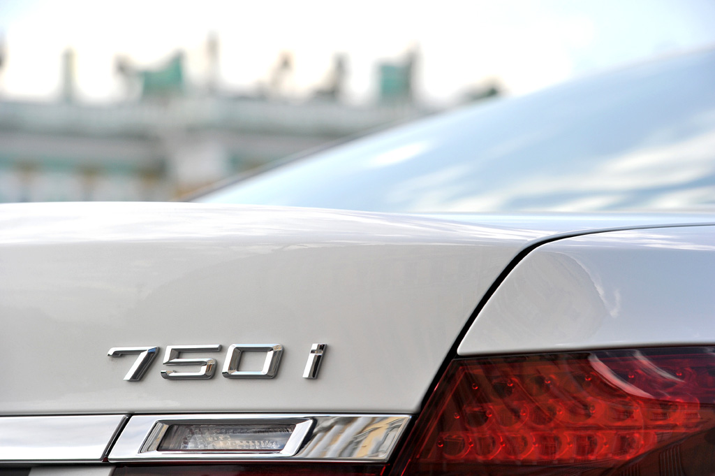 BMW 7er: Große Leuchteinheit hinten mit Modellschriftzug, hier beim 750i-Achtzylinder. 