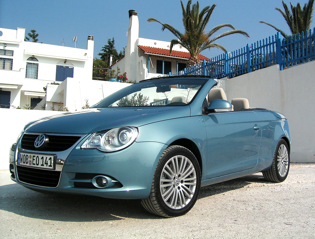 Beim VW Eos, hier noch die Erstauflage, handelt es sich um einen Hardtop-Vertreter.