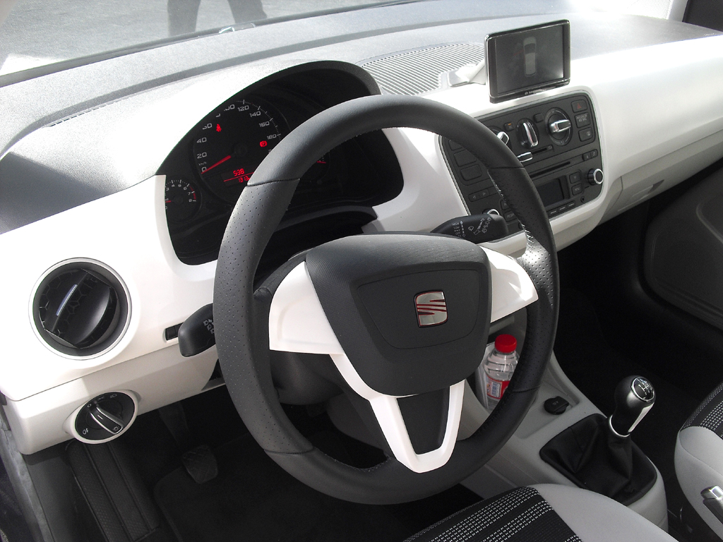 Blick ins blau-weiße Cockpit des Seat @Mii.