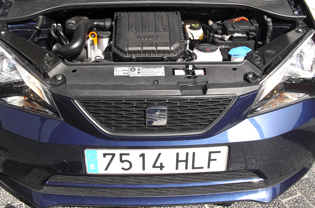 Blick unter die Haube bei Seats @Mii mit dem 1,0-Liter-Dreizylinder-Benziner.