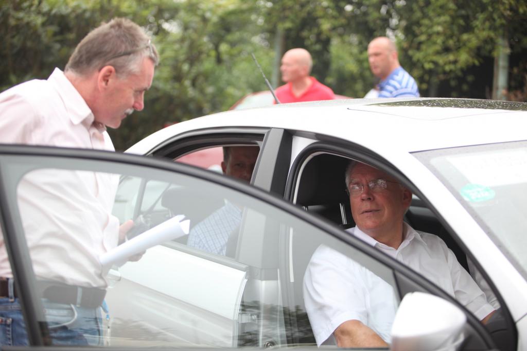 Chef-Ingenieur Hackenberg (re) im Gespräch