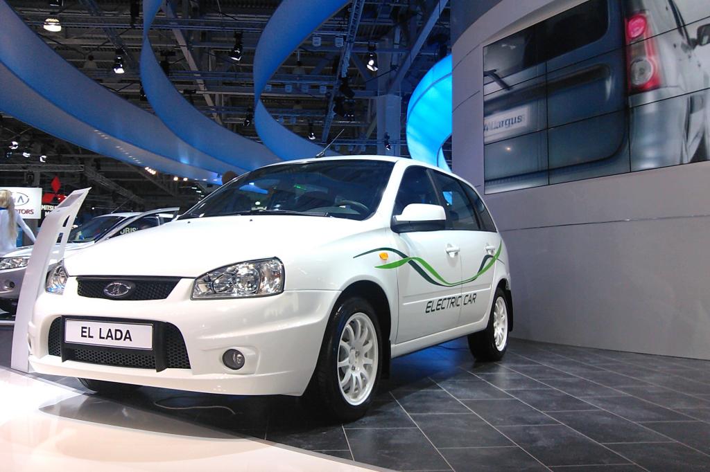 Der Lada Kalina wird in Moskau als E-Auto-Studie gezeigt