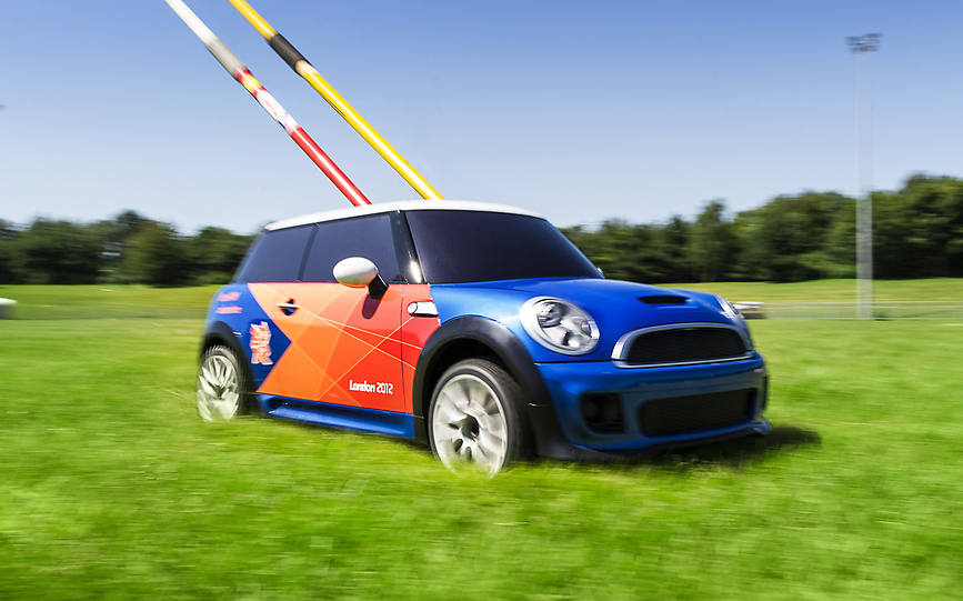 Der Speer transportierende mini MINI - Bild: Mini UK
