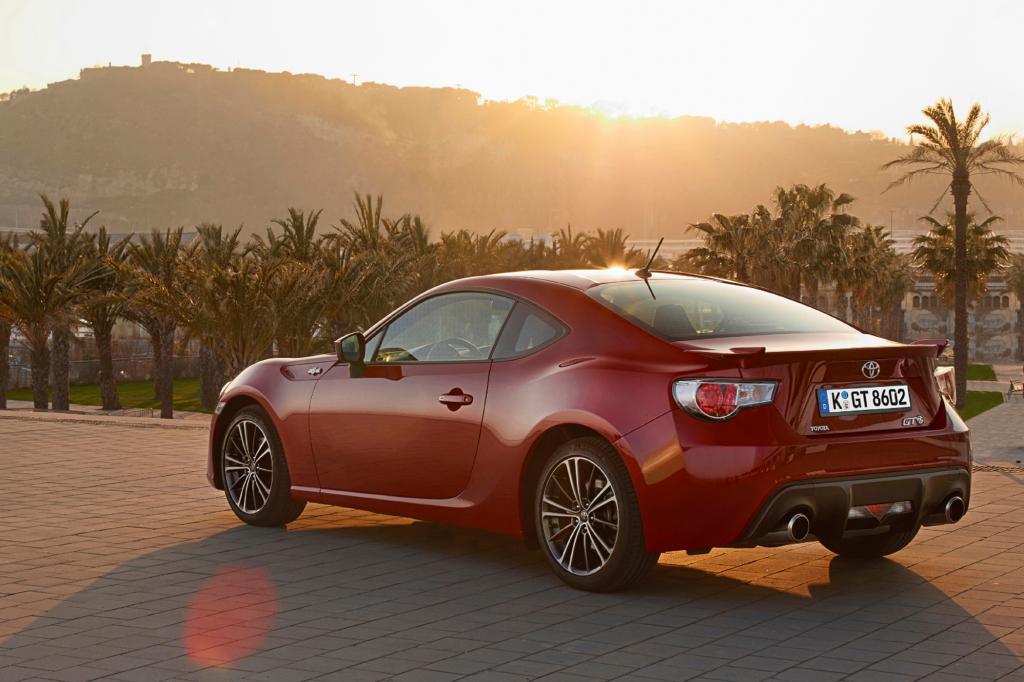 Der Zweiliter Boxer von Partner Subaru veredelt mit dem D4S-System von Toyota leistet 147 kW/200 PS