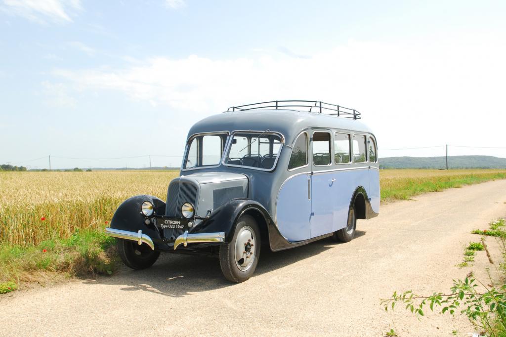 Der  malvenfarbene Citroën U23 bietet bis zu 20 Personen Platz