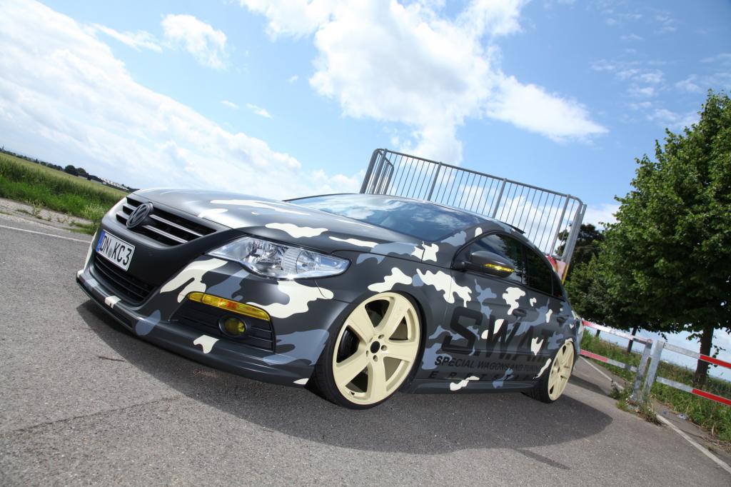 Die Camouflage-Folie mach den Passat CC zum Blickfang