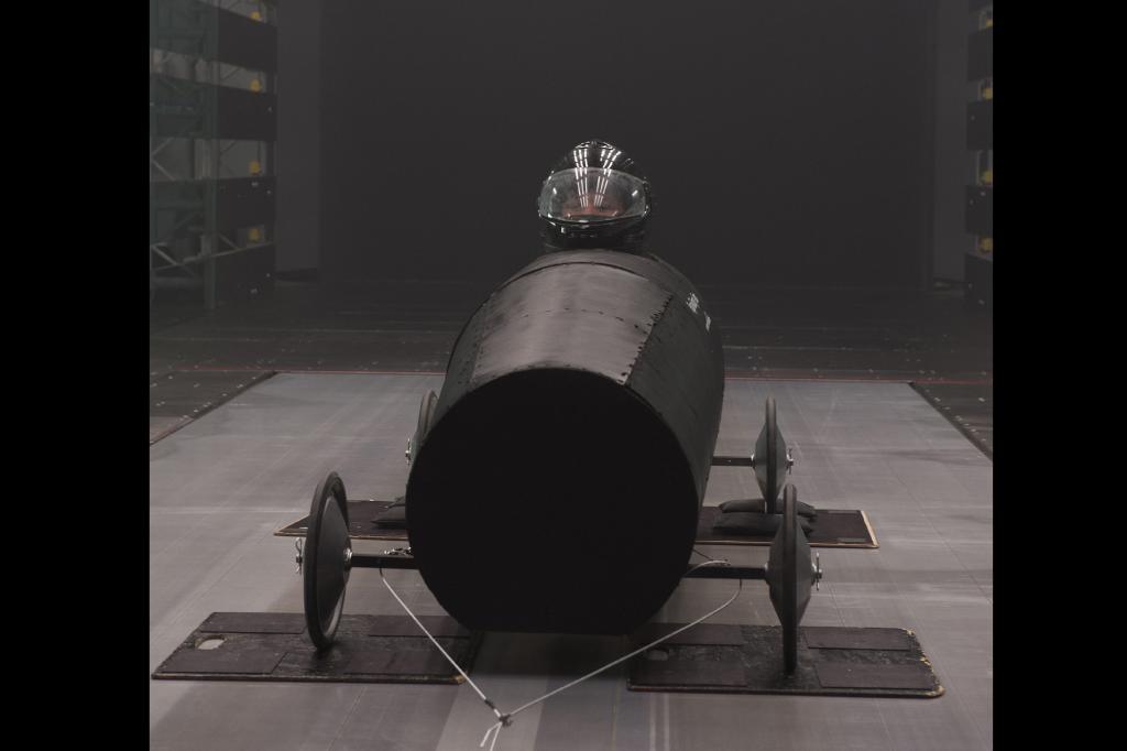 Die Röhre ist eine Seifenkiste, die auf ihre aerodynamischen Eigenschaften untersucht werden soll