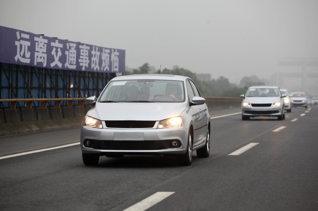 Die neue Generation steht in den Startlöchern. Hier auf getarnter Testfahrt mit dem baugleichen VW Jetta