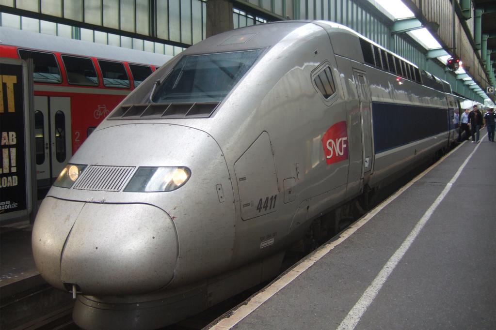 Doppelstockzug: Panoramablick bei 300 Sachen