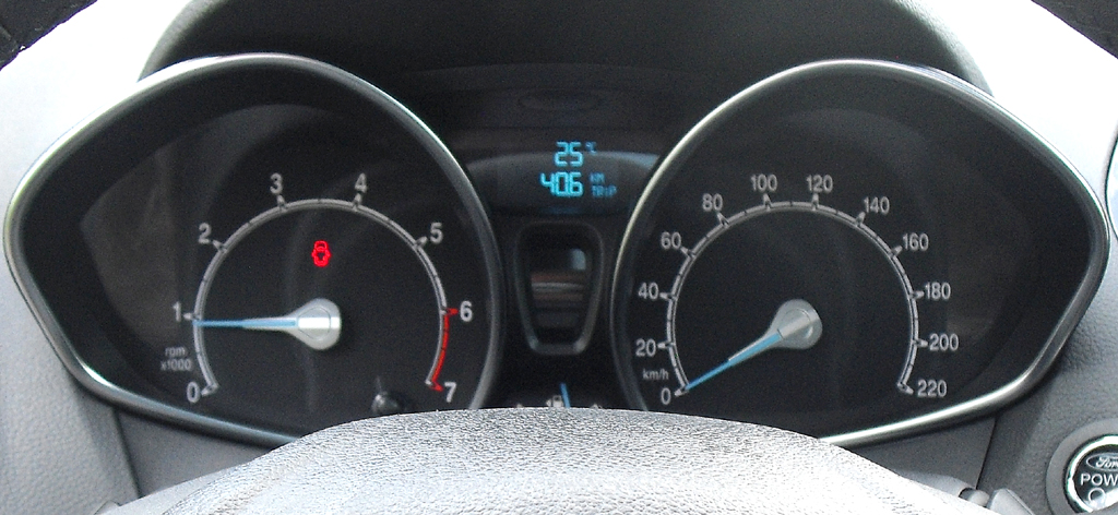 Ford B-Max: Blick durch den Lenkradkranz auf die Rundinstrumentierung. 