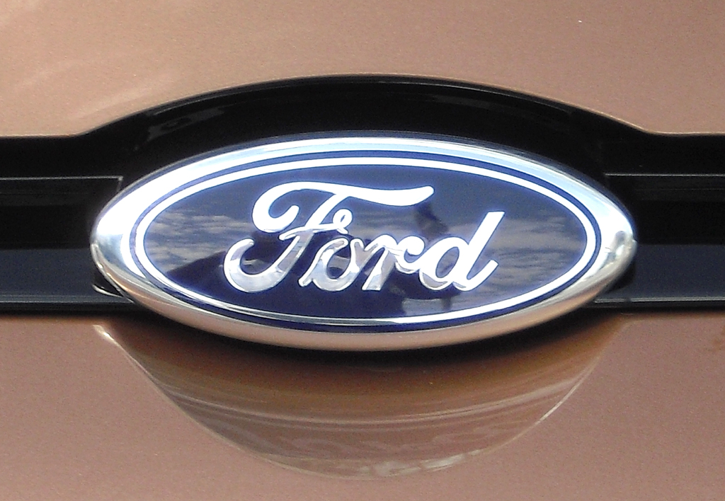 Ford B-Max: Das Markenlogo sitzt vorn unterhalb der Motorhaube. 
