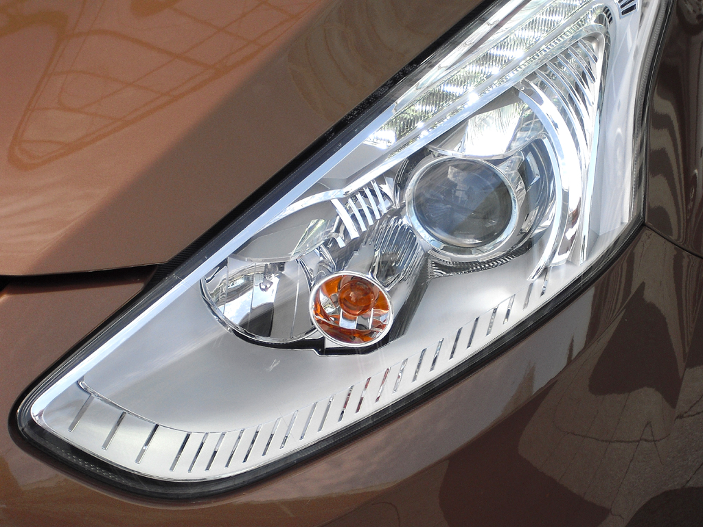 Ford B-Max: Moderne Leuchteinheit vorn. 