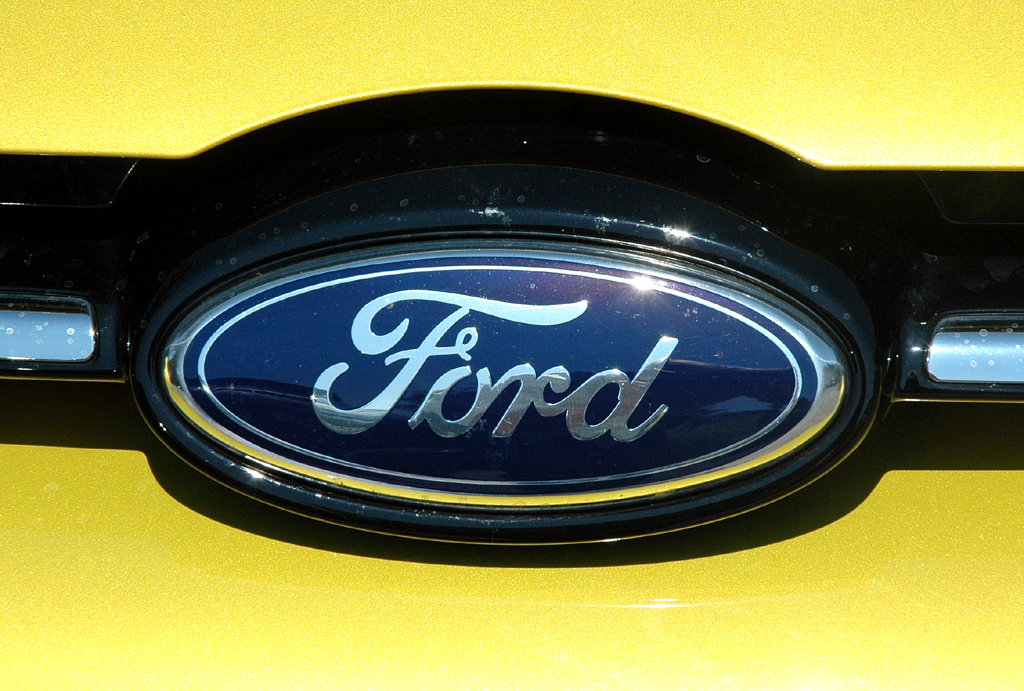 Ford Focus Turnier: Das Markenlogo sitzt vorn in einer Chromspange unterhalb der Motorhaube. 