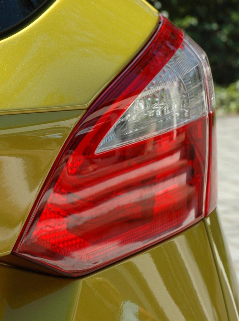Ford Focus Turnier: Die Leuchteinheiten hinten greifen vom Heck in die Flanke über. 