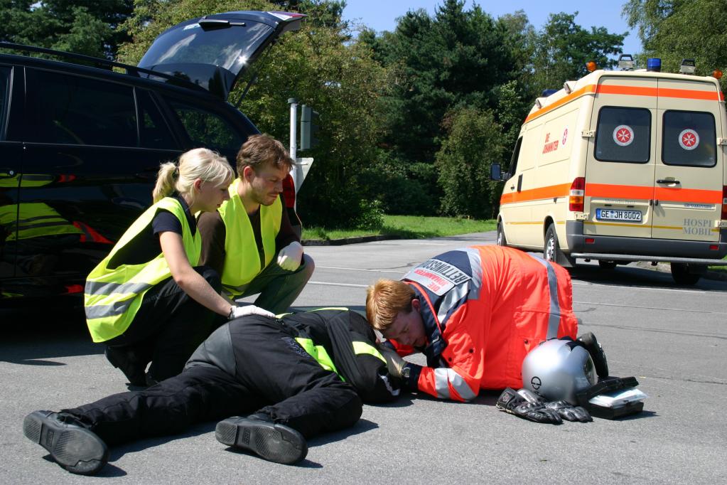 Helfen, aber richtig: Erstmaßnahmen am Unfallort