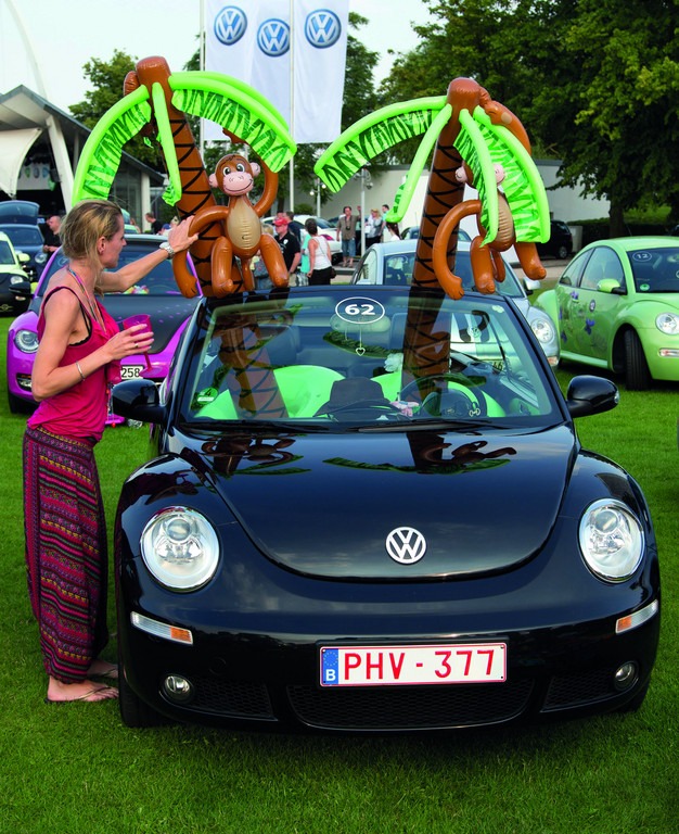 Hunderte VW Beetle bilden eine riesige Muschel