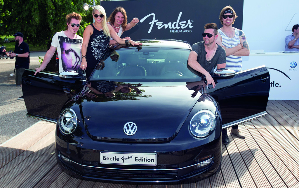 Hunderte VW Beetle bilden eine riesige Muschel
