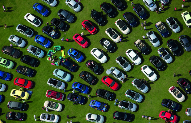 Hunderte VW Beetle bilden eine riesige Muschel