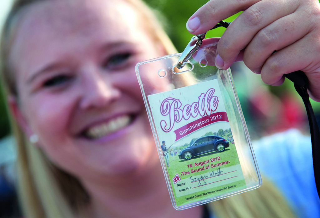 Hunderte VW Beetle bilden eine riesige Muschel