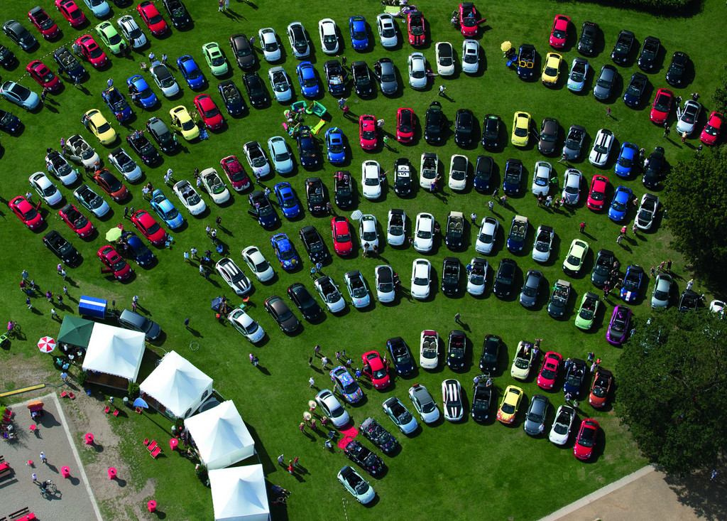 Hunderte VW Beetle bilden eine riesige Muschel