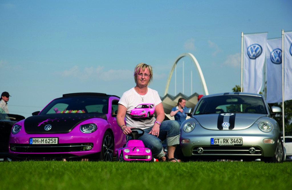Hunderte VW Beetle bilden eine riesige Muschel