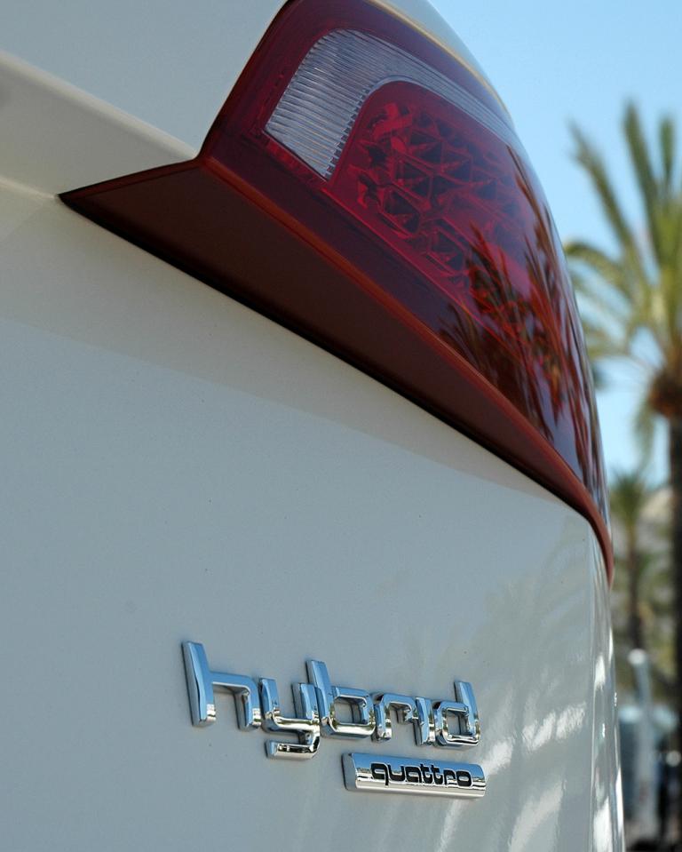 Hybrid steht für die Verbindung von Verbrennungs- und Elektromotor. 