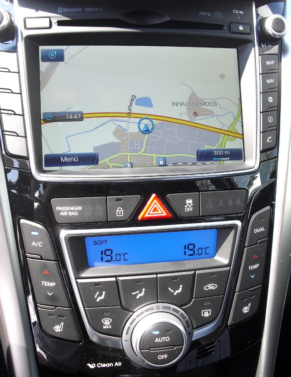 Hyundai i30cw: Blick auf den mittleren Armaturenträger.