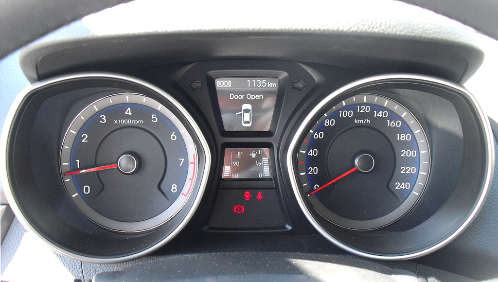 Hyundai i30cw: Blick durch den Lenkradkranz auf die Rundinstrumentierung.