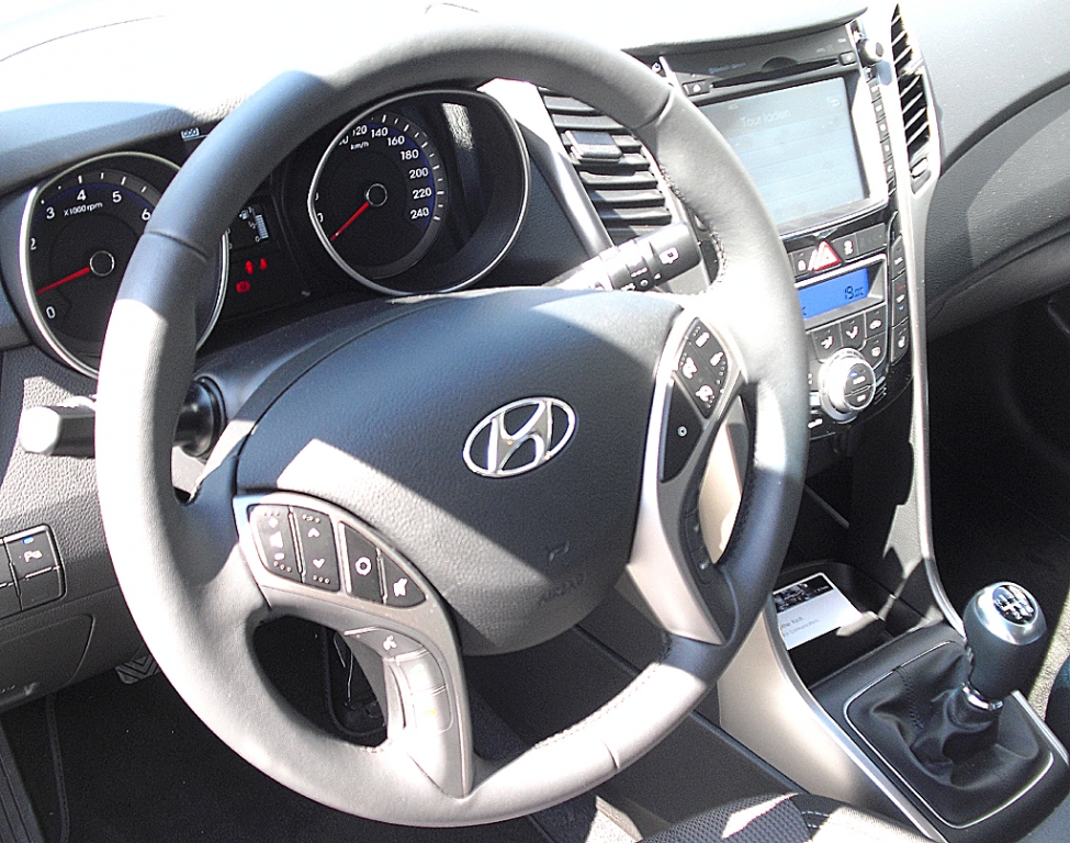 Hyundai i30cw: Blick ins recht übersichtlich gestaltete Cockpit.