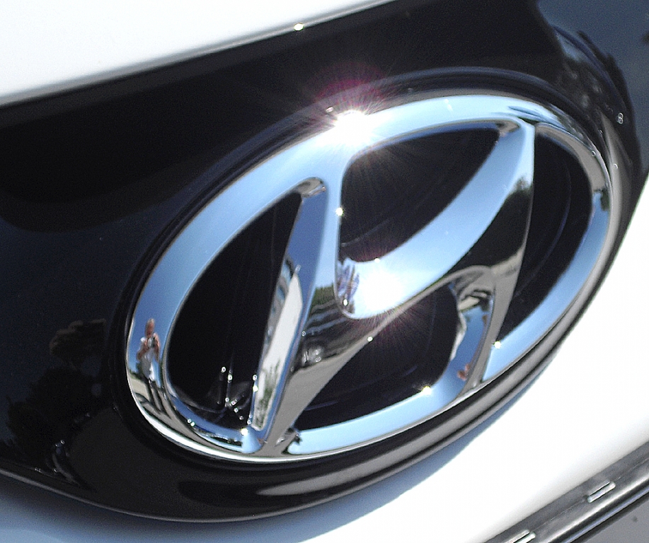 Hyundai i30cw: Das Markenlogo sitzt vorn direkt über dem Nummernschild.