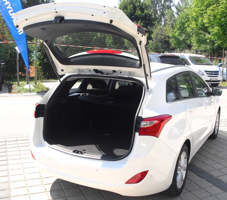 Hyundai i30cw: Ins Gepäckabteil passen jetzt 528 bis 1642 Liter hinein.