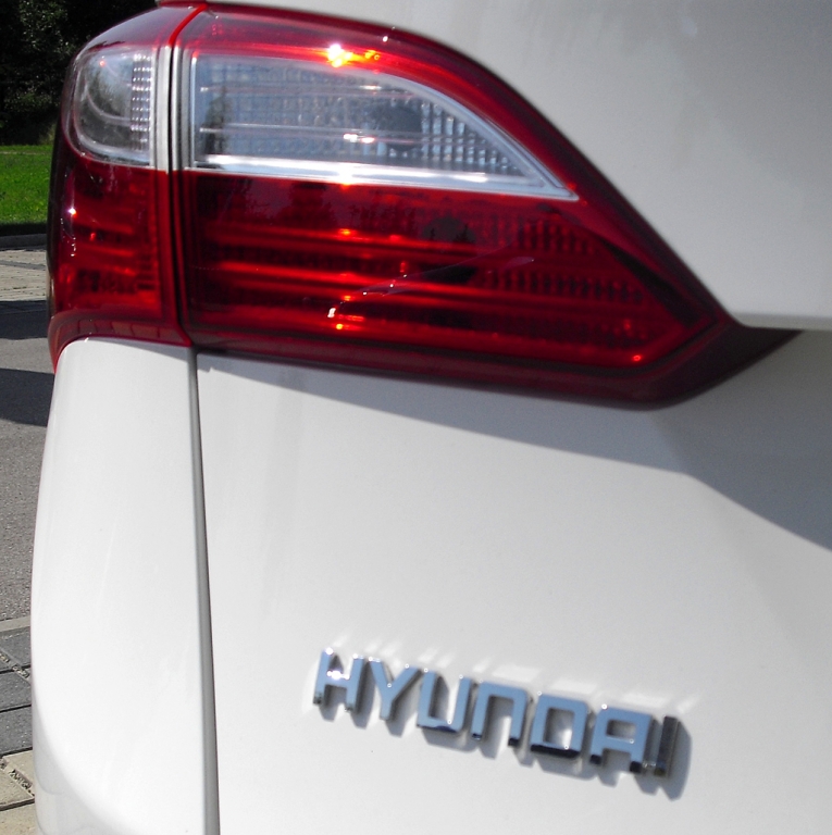 Hyundai i30cw: Moderne Leuchteinheit hinten mit Markenschriftzug.