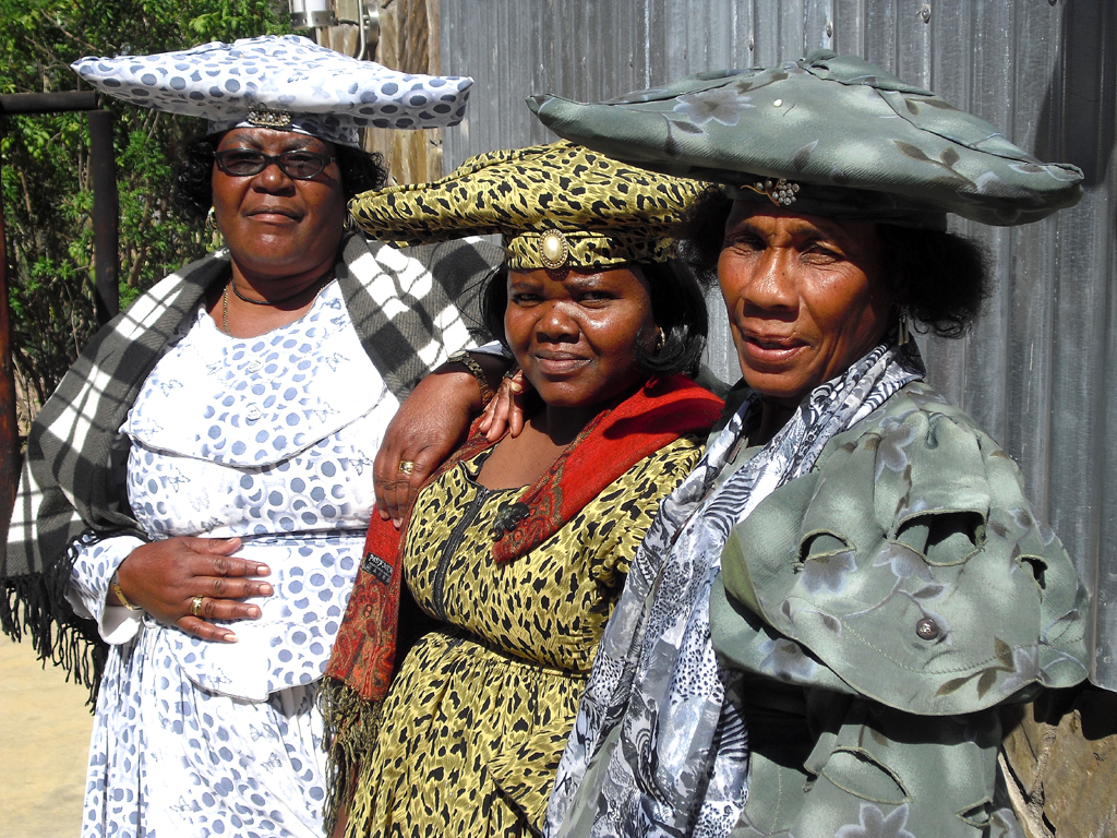 In typischer Kleidung: Herero-Frauen bei einer Feier in Omaruru. 