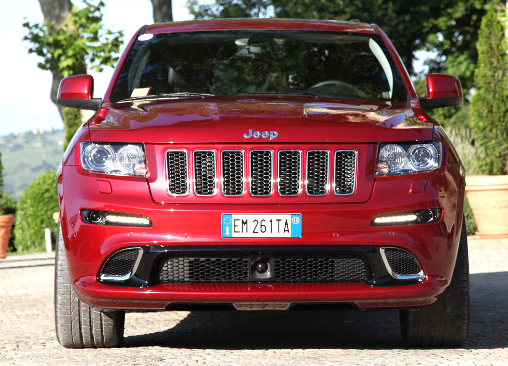 Jeep Grand Cherokee SRT: Blick auf die bullige Front. 