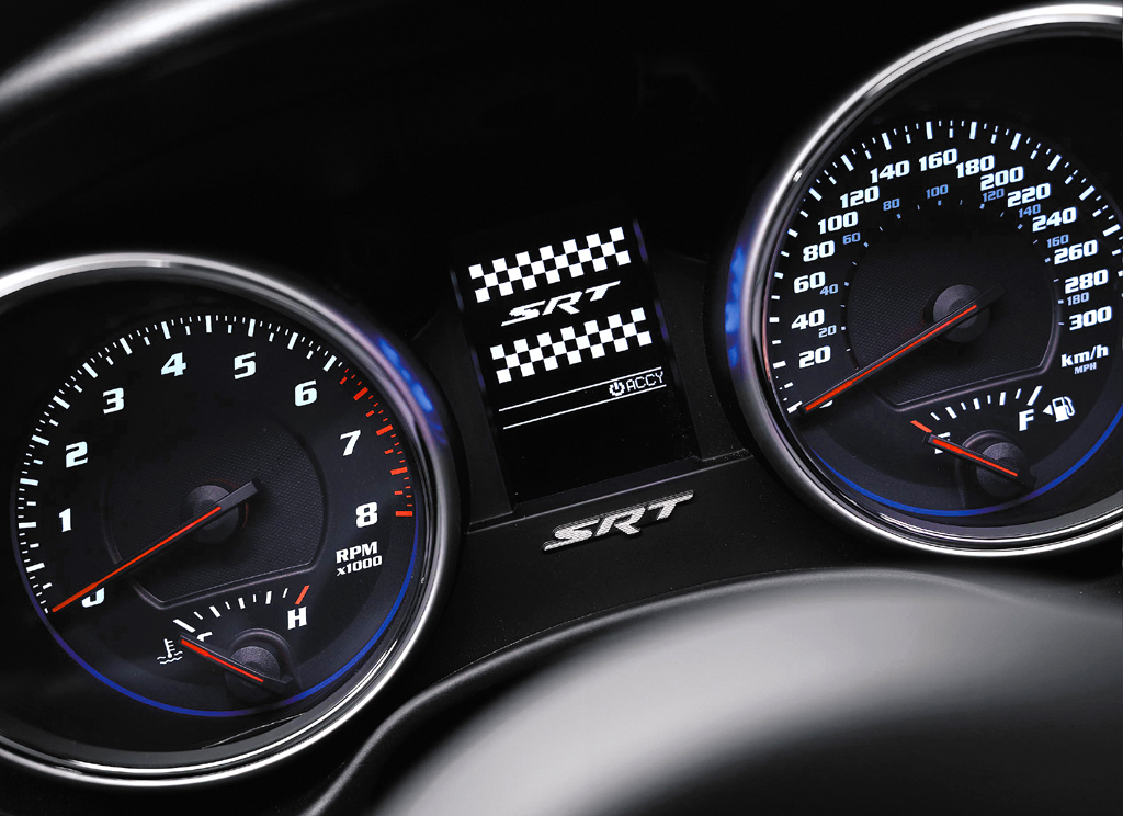 Jeep Grand Cherokee SRT: Blick durch den Lenkradkranz auf die Rundinstrumentierung. 
