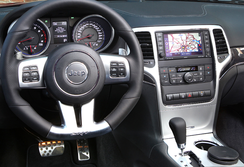 Jeep Grand Cherokee SRT: Blick ins sportlich-funktionelle Cockpit. 