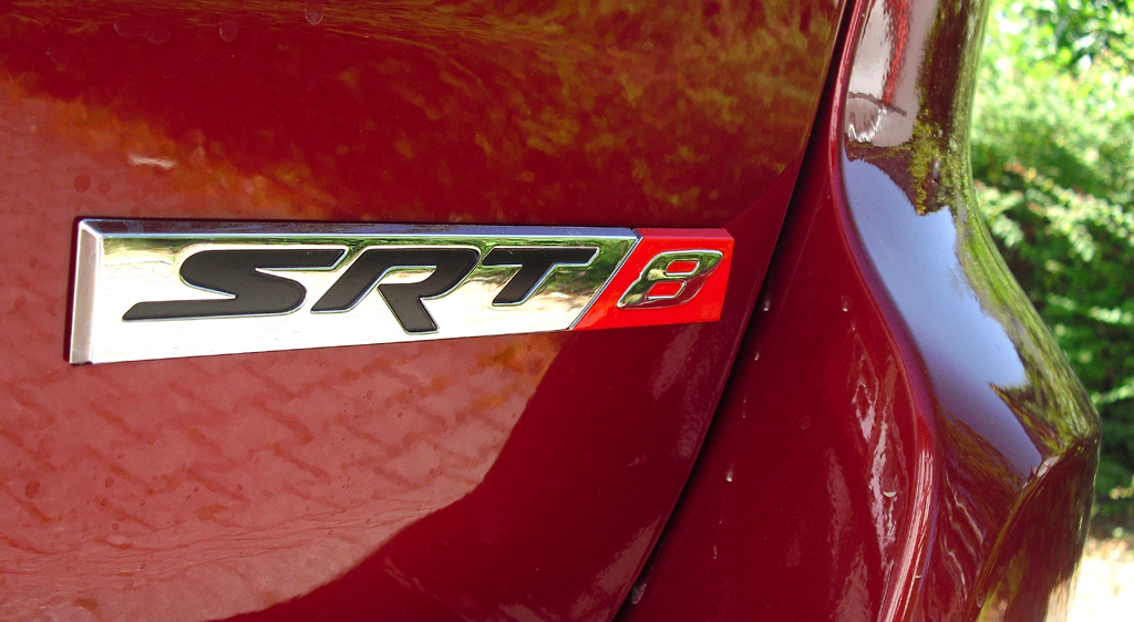 Jeep Grand Cherokee SRT: (Spitzen-)Modellschriftzug am Heck. 