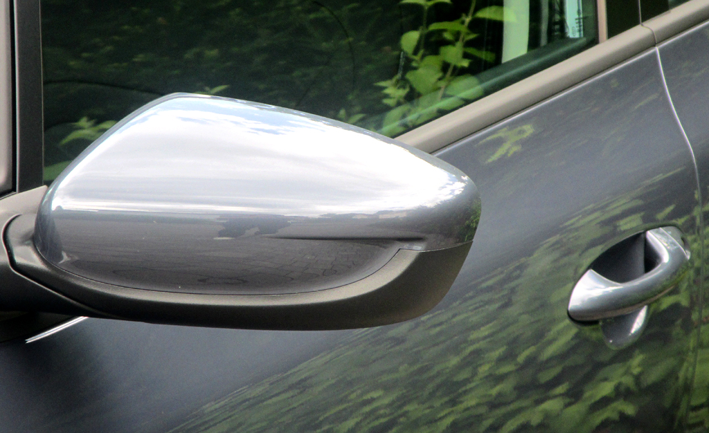 Kia Cee'd: Blick auf den Außenspiegel auf der Fahrerseite. 