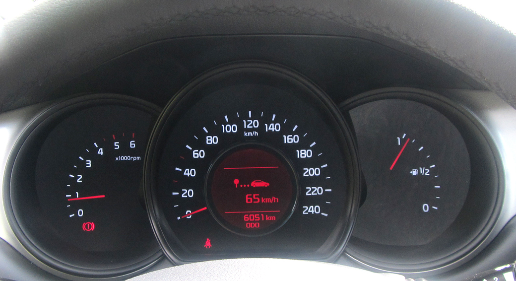 Kia Cee'd: Blick durch den Lenkradkranz auf die Rundinstrumentierung.
